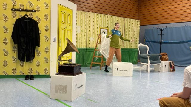 Sarah Leidl bei der Aufführung für Klasse 1 und 2