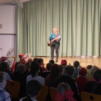 Frau Ziesmann singt mit dem Chor der 3. Klassen