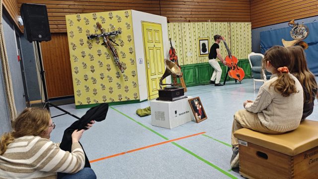 Auch Lehrer werden Teil des Theaterstücks