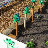 Dekorationen im Beet der Froschklasse