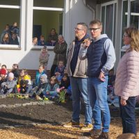 Herr Sonnenschmidt hält als Vorsitzender des Schulvereins eine kurze Rede
