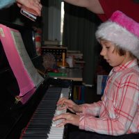 Aurora (3a) am Klavier