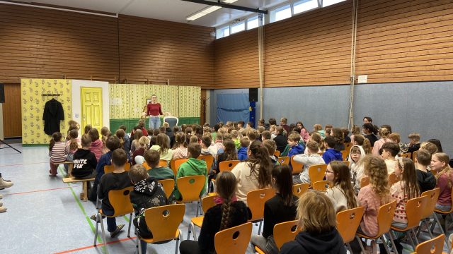 Gespanntes Warten auf die 2. Aufführung