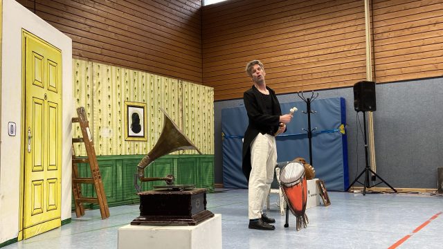 Marco Rolfes bei der 2. Aufführung für Klasse 3 und 4