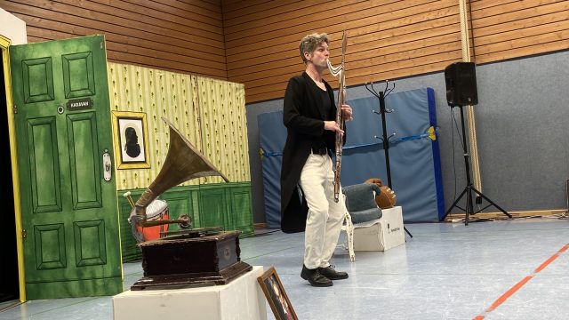 Marco Rolfes bei der 2. Aufführung für Klasse 3 und 4