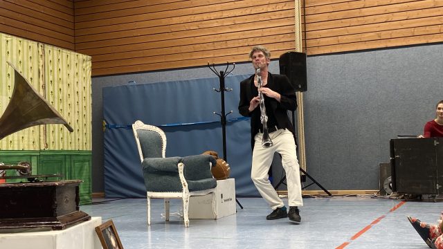 Marco Rolfes bei der 2. Aufführung für Klasse 3 und 4