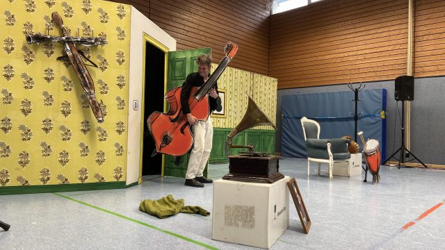 Marco Rolfes bei der 2. Aufführung für Klasse 3 und 4