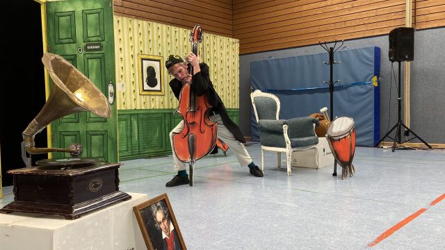 Marco Rolfes bei der 2. Aufführung für Klasse 3 und 4