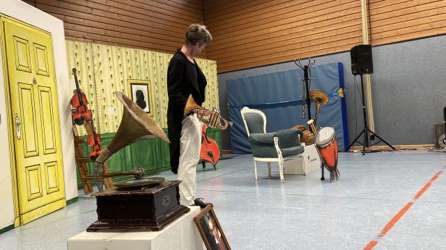 Marco Rolfes bei der 2. Aufführung für Klasse 3 und 4