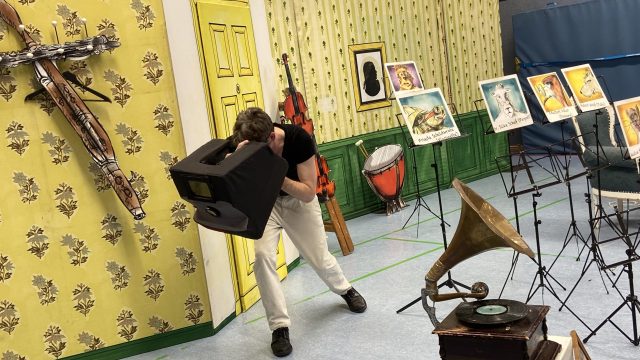 Marco Rolfes bei der 2. Aufführung für Klasse 3 und 4