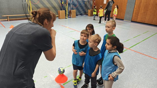 Gespannt den Erklärungen lauschen