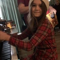 Emmi (3a) am Klavier