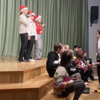 Die 4a spielt ein Lied auf der Ukulele