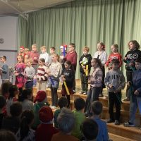 Die 4b spielt auf Boomwhackern