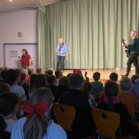 Frau Berneburgs Geburtstag wird gefeiert