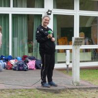 Unsere Schulleitung Frau Land nach ihrer Begrüßung zum Sportfest