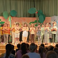 Beginn der Aufführung mit dem Lied "Seid willkommen".