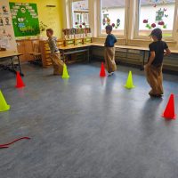 Sackhüpfen bei der Pirateninsel (Angebot des 2. Jahrgangs)