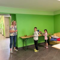 Frau Riebe beim Dosenwerfen (Angebot der 1a)