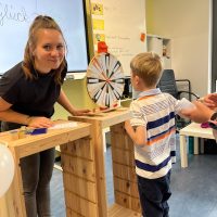 Frau Büscher beim Glücksrad (Angebot der 4c)