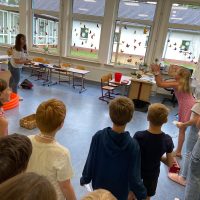 Kanonenkugel-Werfen mit Frau Weber bei der Pirateninsel (Angebot des 2. Jahrgangs)