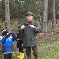 Ausflug mit dem Jäger im Wald